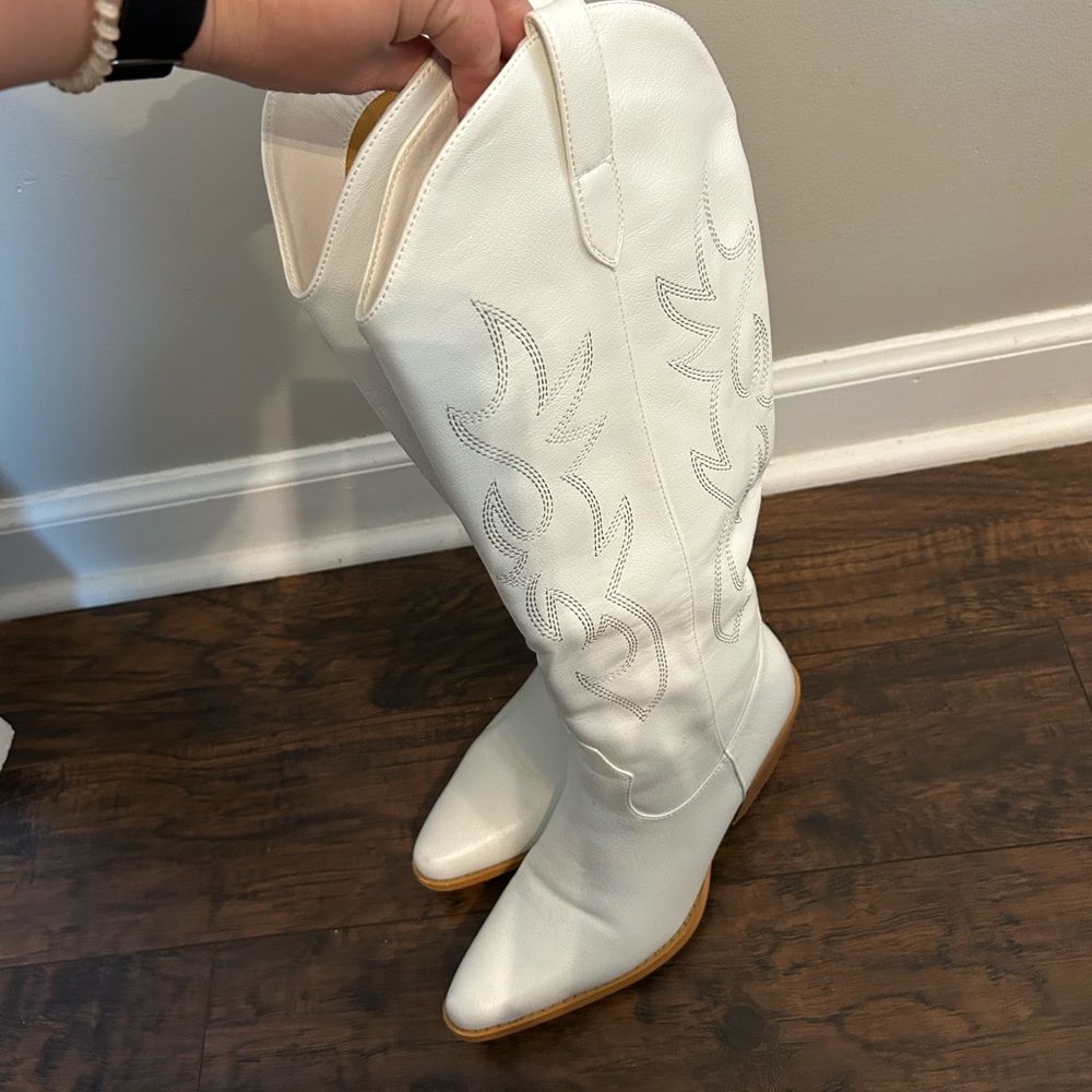Amazon White Heeled Boots with Embroidered Patterns